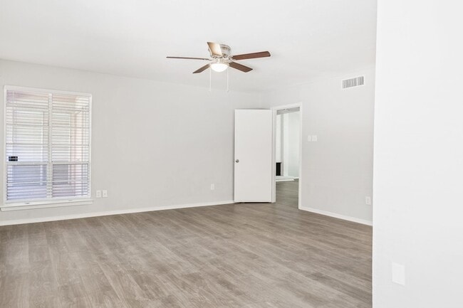 Building Photo - 10588 High Hollows Dr