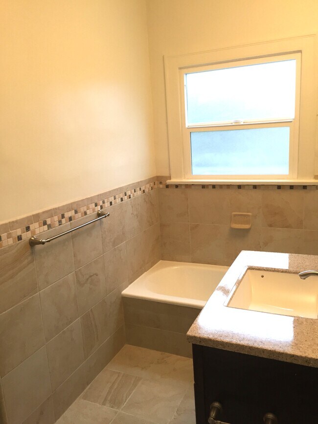 Building Photo - 1106 S Doheny Dr