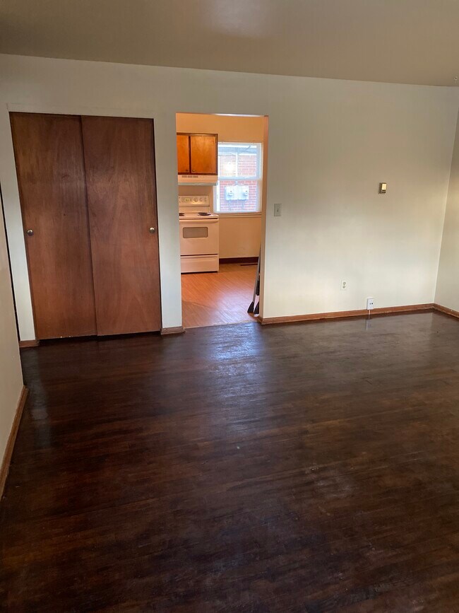 Entry view to kitchen - 3946 La Rosa Dr
