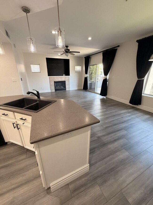 Building Photo - 7401 W Arrowhead Clubhouse Dr