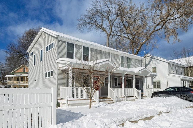 Building Photo - 99 W Circular St