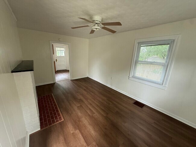 Building Photo - 203 W Elm St