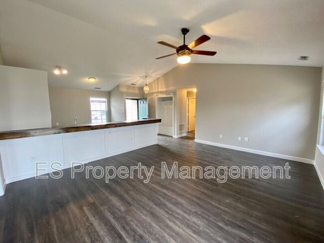 Building Photo - 310 Lockerbie Ln