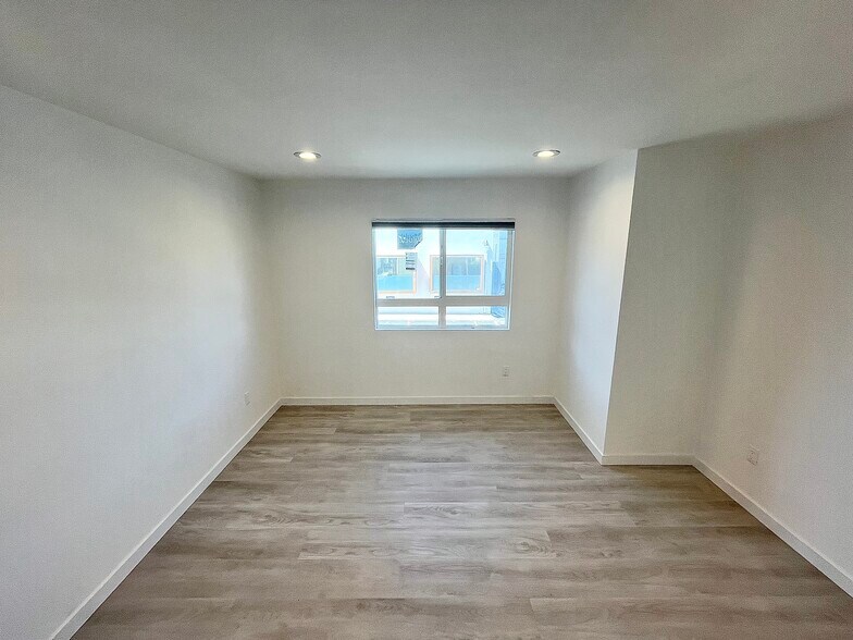 Building Photo - 419 S Clark Dr
