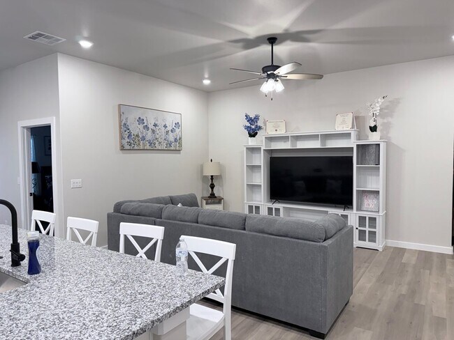 Building Photo - 2944 Hidalgo Ave