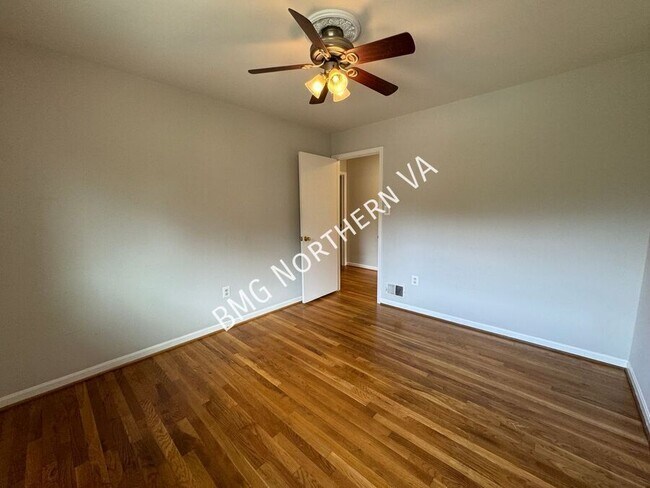 Building Photo - 5406 Gainsborough Dr
