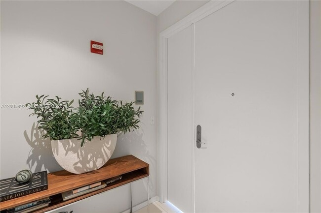 Building Photo - 900 Brickell Key Blvd