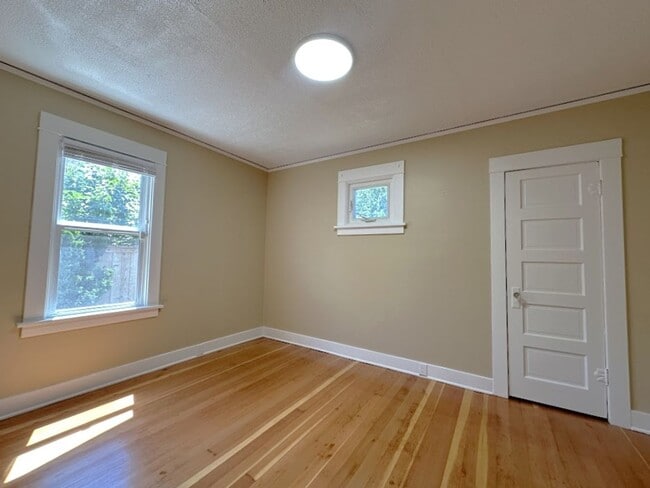 Building Photo - Gorgeous mature home with loads of charm o...