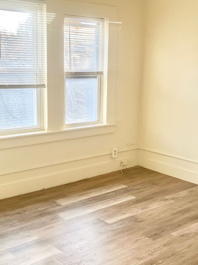 Building Photo - CAROLINE 209-211