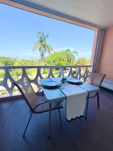 Dining on the large balcony with a separate exterior storage room - 15 S Golfview Rd
