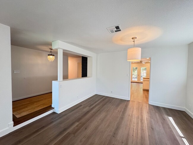 Building Photo - Beautiful 3 Bed, 2 Bath Home in a Desirabl...