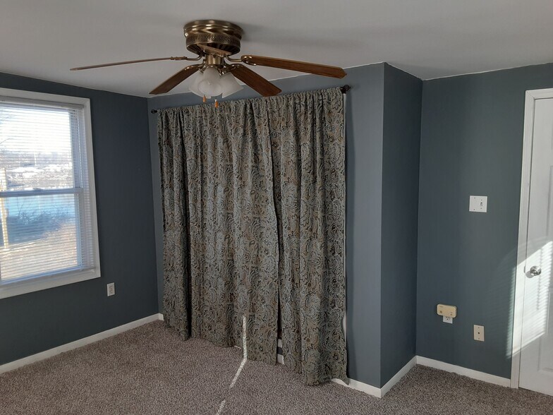 Second floor-Master Bed & closet - 53 Edgewater ave