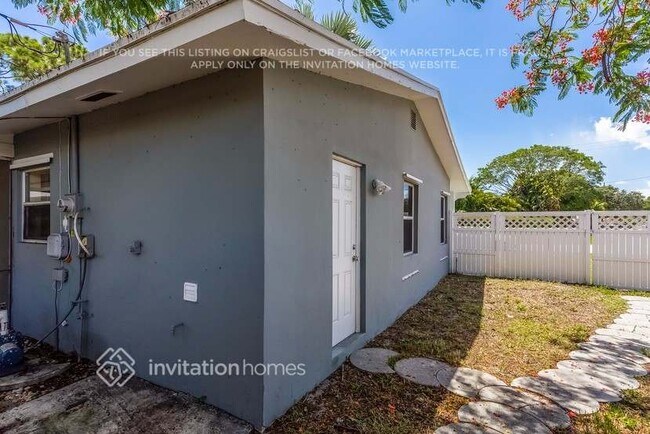 Building Photo - 401 NW 8th Ct