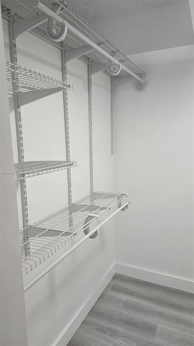 Building Photo - 200 Lakeview Dr