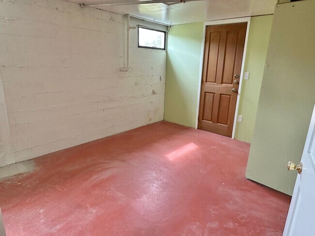 Building Photo - New Price! Beautiful 3 Bedroom home in des...