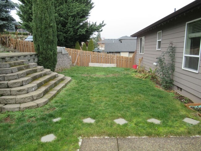 Building Photo - Large Four Bedroom in South Salem