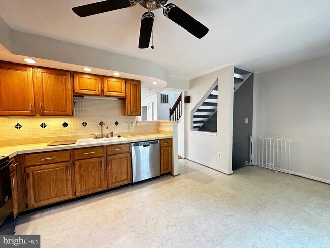 Building Photo - 9799 Mock Orange Ct