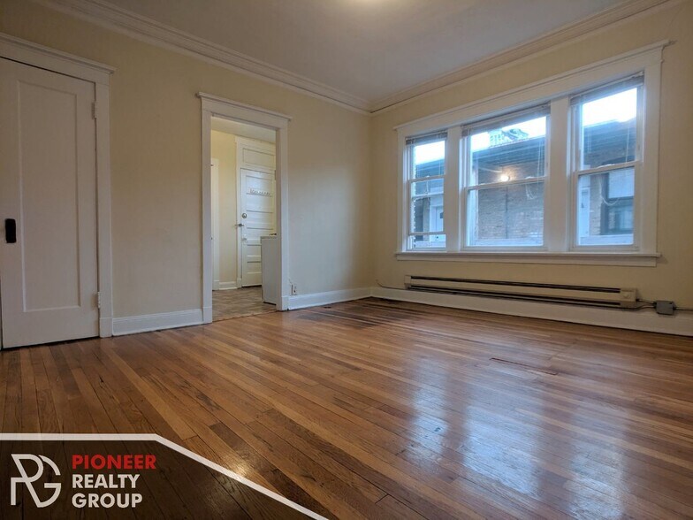 Building Photo - 4423 N Wolcott Ave