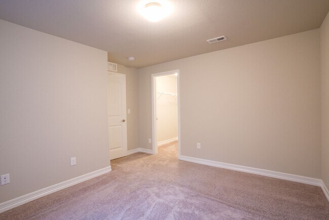 Building Photo - 5 Bed 3 Bath 3 Car Garage Rancher!!!