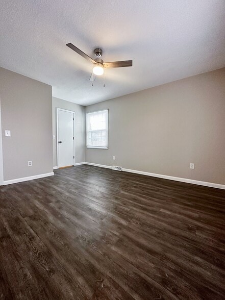 Building Photo - 5729 Cresthaven Ln