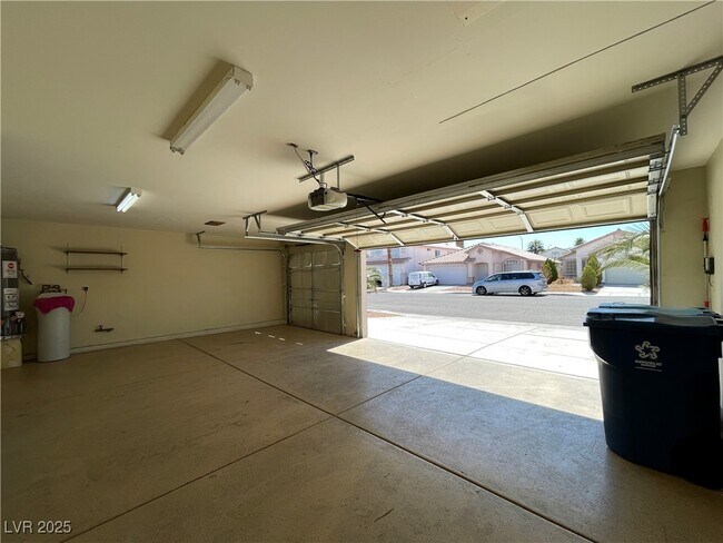 Building Photo - 4364 Mesa Hill Dr
