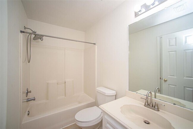 Building Photo - 1 Lake Forest Ct