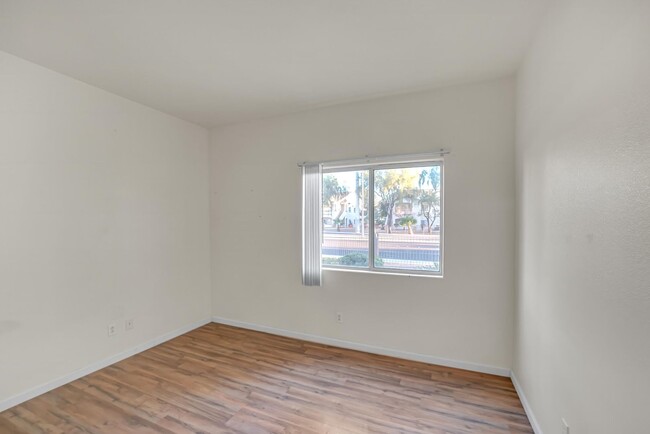 Building Photo - FANTASTIC MOVE-IN READY 2-BEDROOM CONDO!