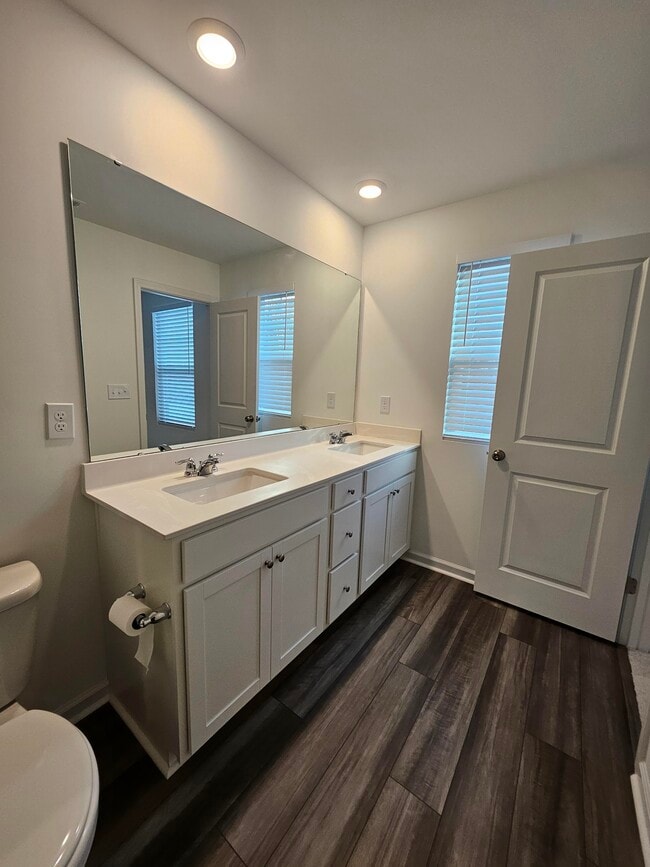 Building Photo - 868 Pilot St