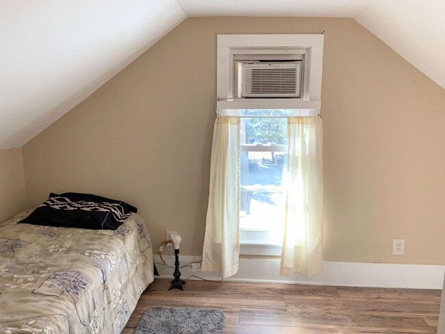 Building Photo - 2 Bed 1 Bath with Attached Garage