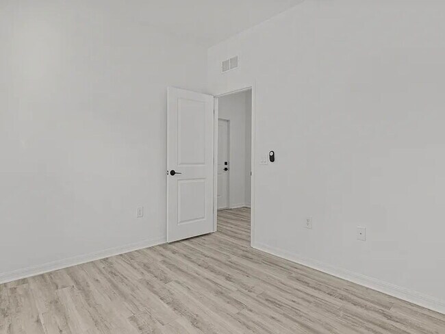 Building Photo - 1141 Edgerton Ave