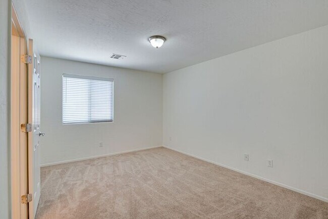 Building Photo - SPACIOUS 3 BEDROOM HOME IN 89044