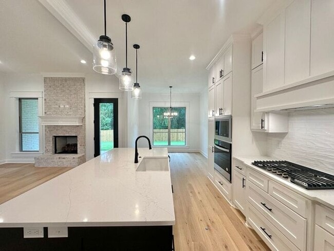 Building Photo - Available Now! Luxurious 3 Bedroom 2 Bath ...