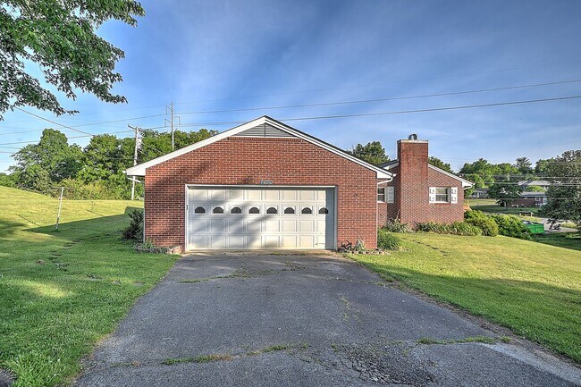 Building Photo - 210 Mt Bethel Rd