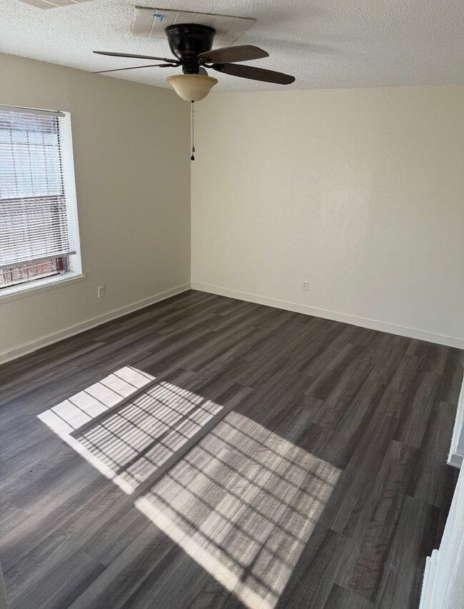 Building Photo - Newly Updated 2 Bed / 1 Bath Duplex