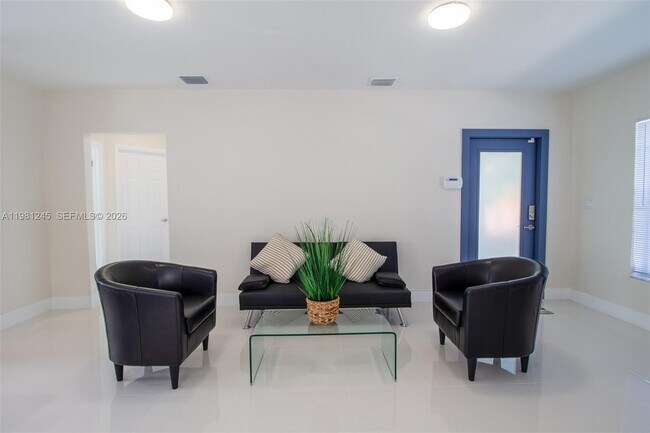 Building Photo - 2727 Calusa St