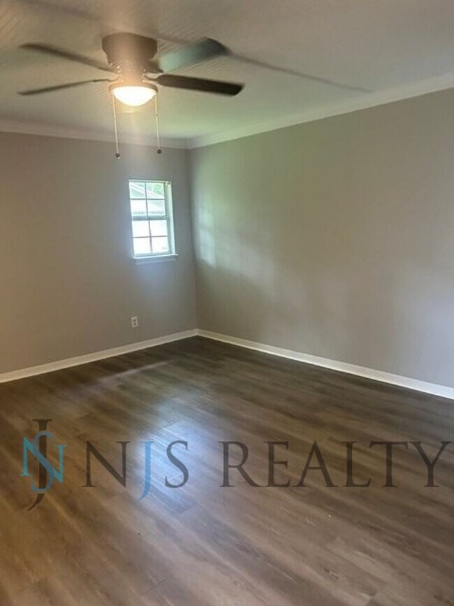 Building Photo - JUST RENOVATED! 2/1, 1180sq ft, Fully Updated Kitchen~Bath ~floors. NEW Appliances & Paint... wit...