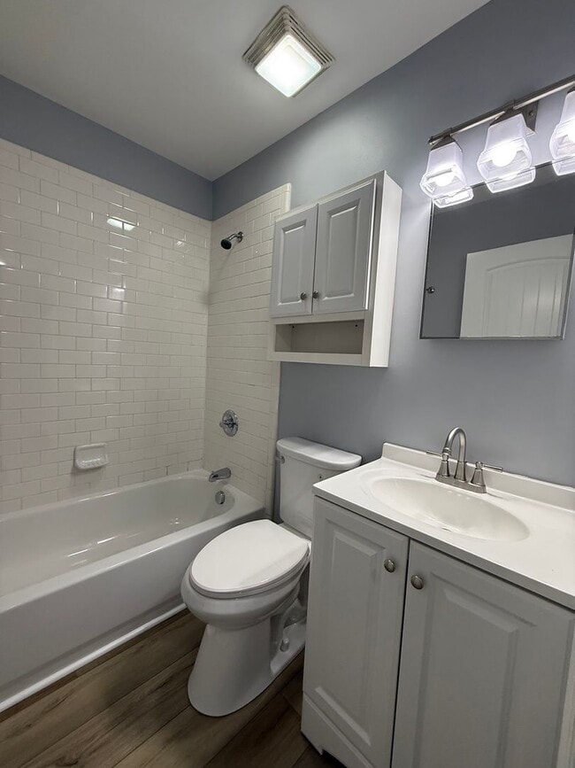 Building Photo - Inglewood Duplex Available Now!