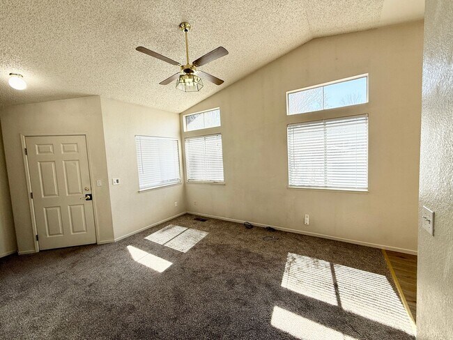 Building Photo - 3 bedroom, 2 bath home