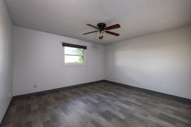 Building Photo - Spacious 5-Bedroom Home with Bonus Room & ...
