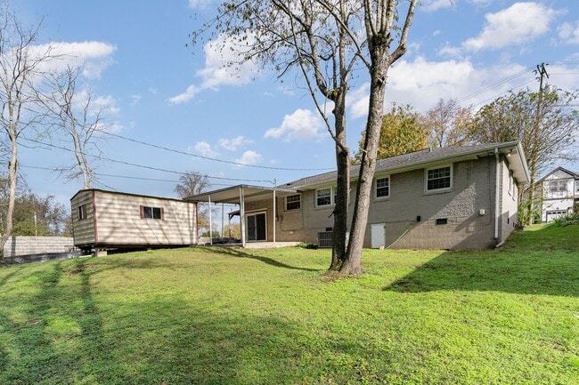 Building Photo - Classic Mid-Century Ranch Charlotte Park Available!