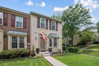 Building Photo - Wonderful 2BR/3.5BA townhouse located in B...