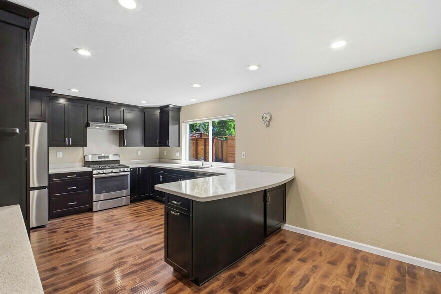 Building Photo - 6001 Castlebrook Dr