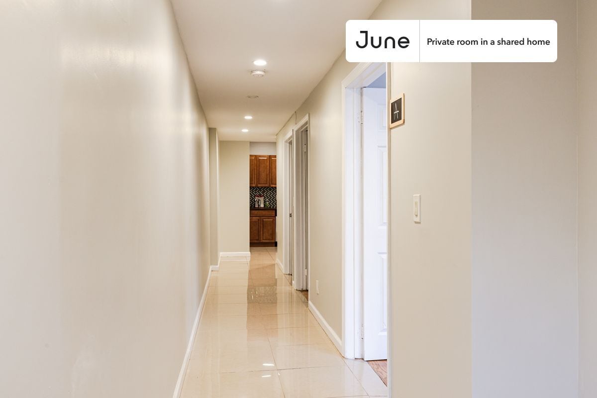 Building Photo - Room in Shared 3 bed/2 bath home