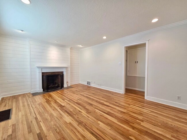 Building Photo - Beautiful Home in Millcreek, UT!