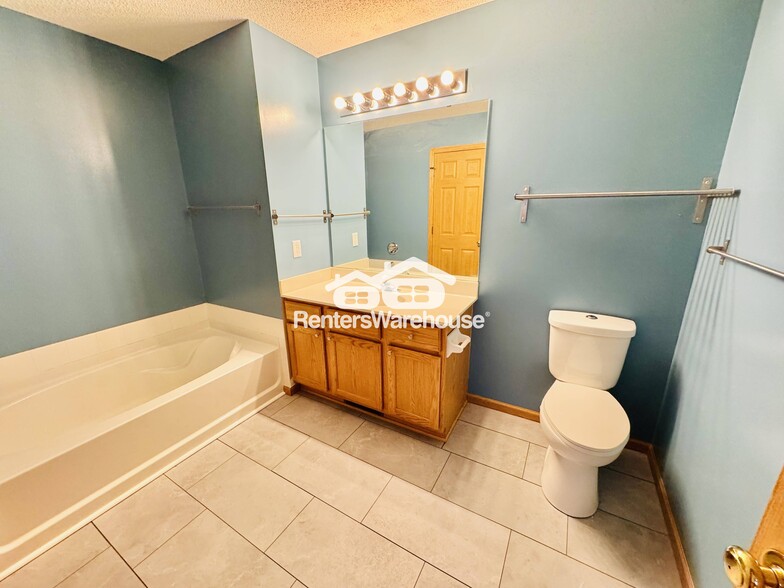 Building Photo - 6808 Meadow Grass Ln S