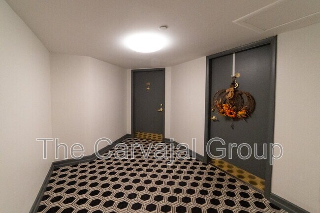 Building Photo - 400 E Colonial Dr