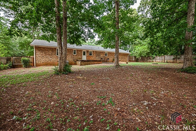 Building Photo - 560 Greencrest Dr