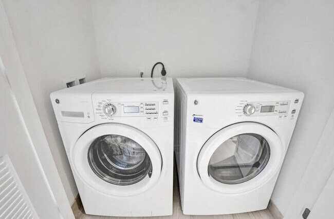 Building Photo - 4010 S Ocean Dr