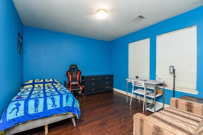 Building Photo - 10735 Cobblecreek Way