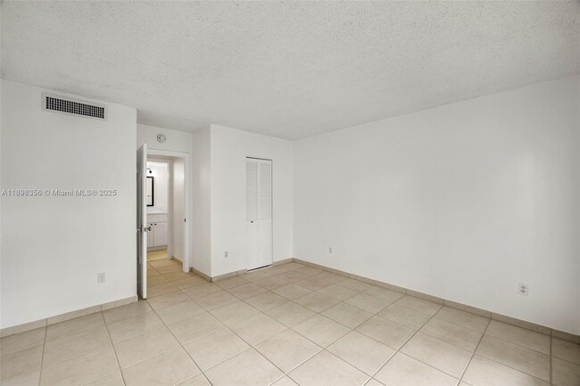 Building Photo - 10780 N Kendall Dr